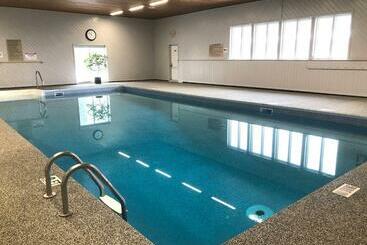 هتل Red Pine Inn & Conference Centre