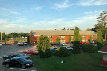 هتل Red Pine Inn & Conference Centre