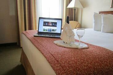 هتل Red Pine Inn & Conference Centre
