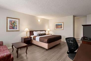 בית מלון כפרי Travelodge By Wyndham Abbotsford Bakerview