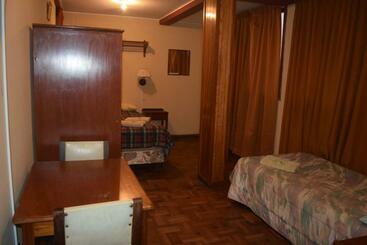 اقامتگاه Hostal Copacabana