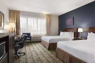 בית מלון כפרי Days Inn & Conference Centre By Wyndham Montreal Airport