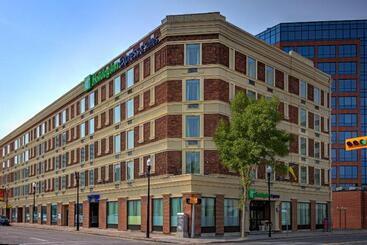 هتل Quality Inn & Suites