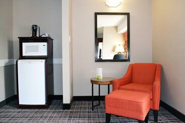 هتل Holiday Inn Express Red Deer, An Ihg