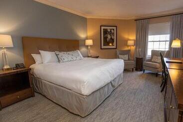 Отель Queens Landing