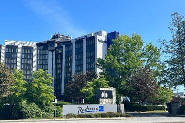 בית מלון כפרי Radisson Blu Vancouver Airport