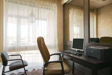 בית מלון כפרי Ramada By Wyndham Lethbridge