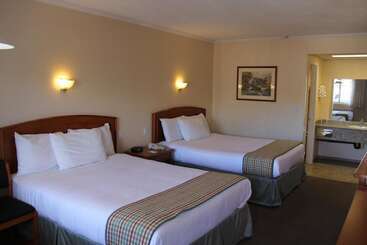 هتل Travelodge By Wyndham Kamloops