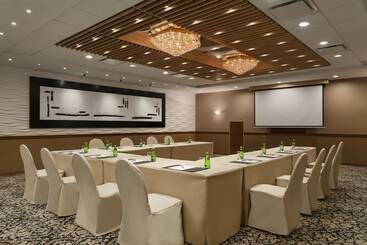 Poco Inn And Suites Hotel & Conference Centre