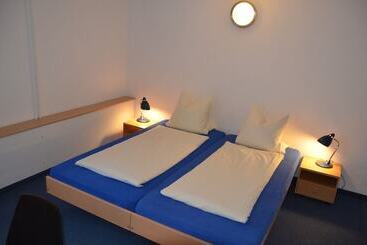 Hirschen Backpacker Hotel & Pub