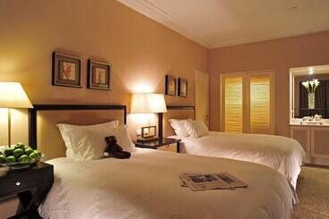 Broadway Mansions Hotel   On The Bund