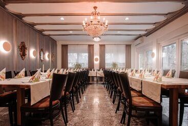 Отель Restaurant Barbarossahof