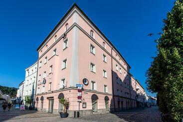 Отель Premier Inn Passau Weisser Hase