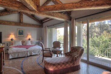 هتل Auberge De Noves