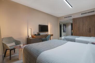 هتل Holiday International