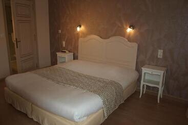 Отель Hôtel Les Deux Magots