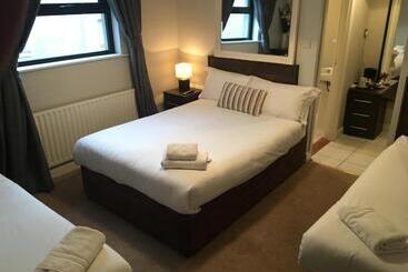 هتل The Midway Bar & Guesthouse