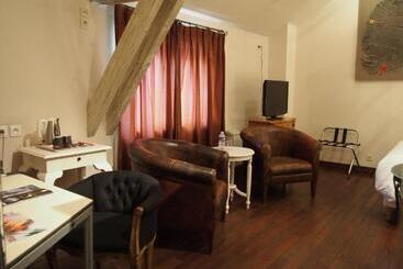 호텔 Logis Hôtel Les Pages