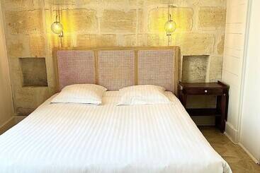 هتل Hôtel La Tour Intendance