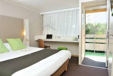 Отель Campanile Clermont Ferrand Le Brezet