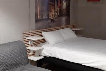 בית מלון כפרי Ibis Arles