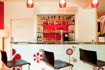 בית מלון כפרי Ibis Senlis