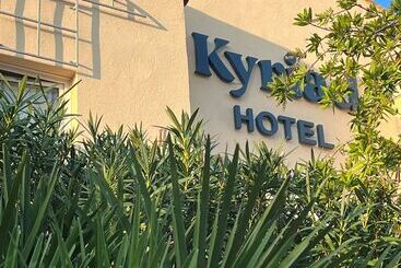 هتل Hôtel Restaurant Kyriad Fréjus