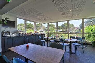 Hotel Hôtel Restaurant Kyriad Fréjus