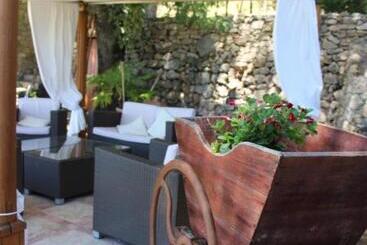 Отель La Petite Auberge