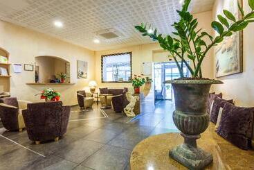 هتل Logis Hôtel Restaurant Le Cours