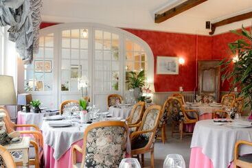 ホテル Logis Hôtel Et Restaurant Du Dauphin