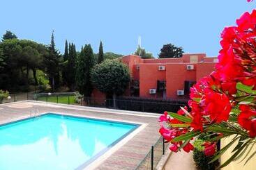 בית מלון כפרי Tennis International