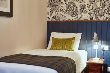 Отель Hartwood Hall By Greene King Inns