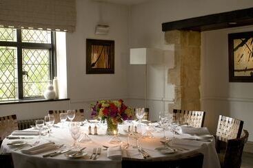 هتل The Priest House On The River