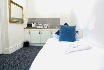 Отель Trivelles Park