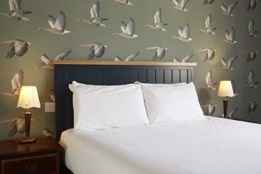 Bull Hotel By Greene King Inns