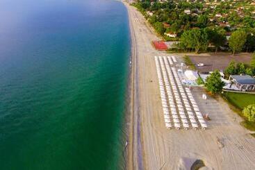 هتل Olympian Bay Grand Resort