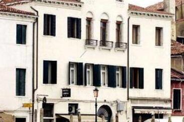 בית מלון כפרי Airone