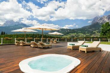 هتل Cristallo, A Luxury Collection Resort & Spa, Cortina D  Ampezzo