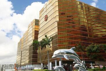 The Royal Pacific Hotel & Towers