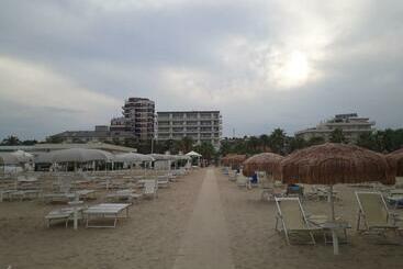 Fronte Mare Centrale Riviera Palace Giulianova Apartment Nei Mesi Di Luglio E Agosto Prenotazioni So