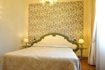 De Rose Hotel