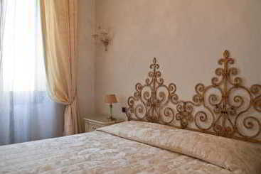 De Rose Hotel