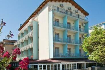 Отель Saint Tropez Spa & Restaurant