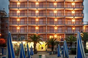 فندق Tourist Residence