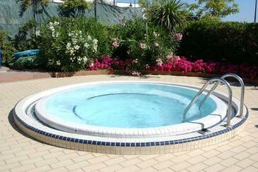 Отель Valverde & Residenza