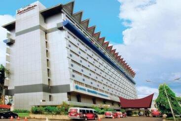 בית מלון כפרי Danau Toba International