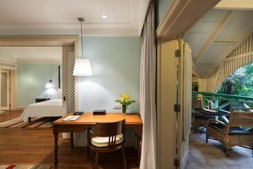 فندق Taj West End