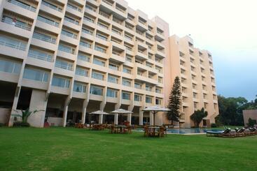 호텔 The Lalit Ashok