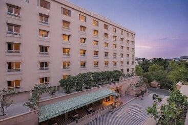 هتل V Sarovar Portico Mi Road Jaipur